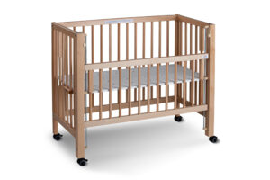 Wooden crib on wheels with slatted sides and adjustable height. Beistellbett SOPHIE.