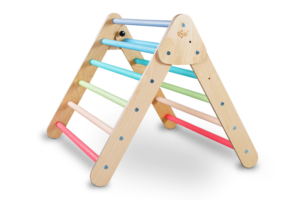 Wooden climbing triangle with colorful rungs, designed for children's play. Piklerdreieck.